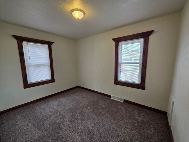 Building Photo - 806 Waverly Pl