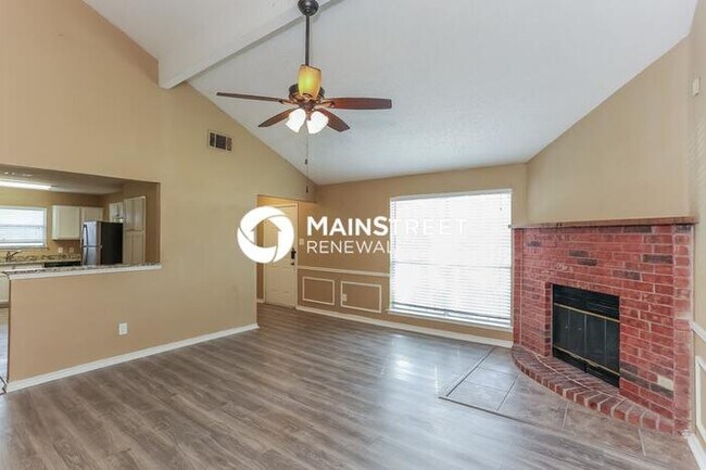 Building Photo - 4 Bedroom Pet-Friendly Home in Arlington, TX with Main Street Renewal