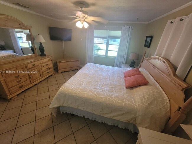 Building Photo - 1624 NE Orion St