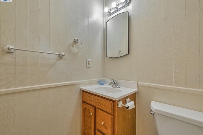 Building Photo - 2141 Swan Ct