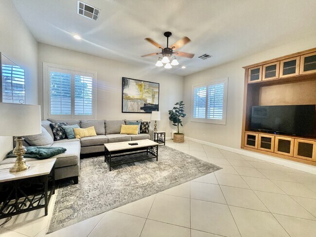 Building Photo - Luxurious 5-Bed, 4-Bath Fully Furnished Home in Henderson-