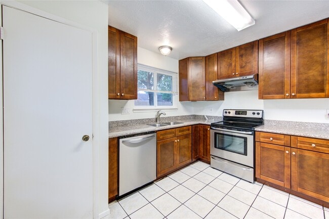 Building Photo - 2215 Squire Dobbins Dr