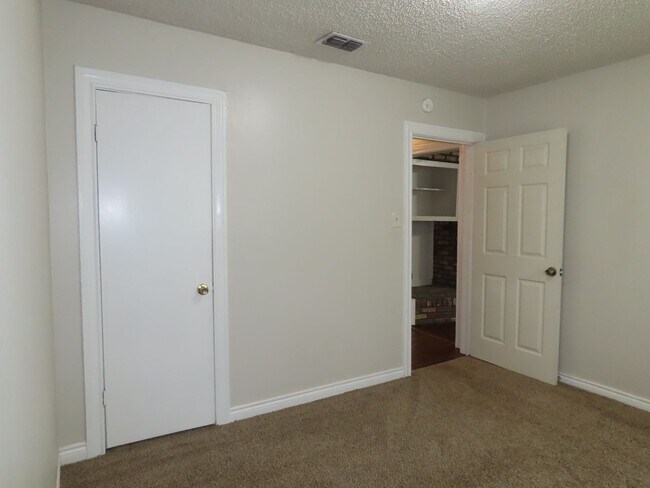 Building Photo - Charming 3 Bedroom, 2 Bath Home w/Den!