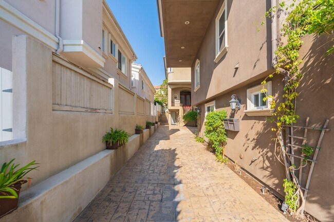 Building Photo - Luxury Detached Townhome in Redondo Beach