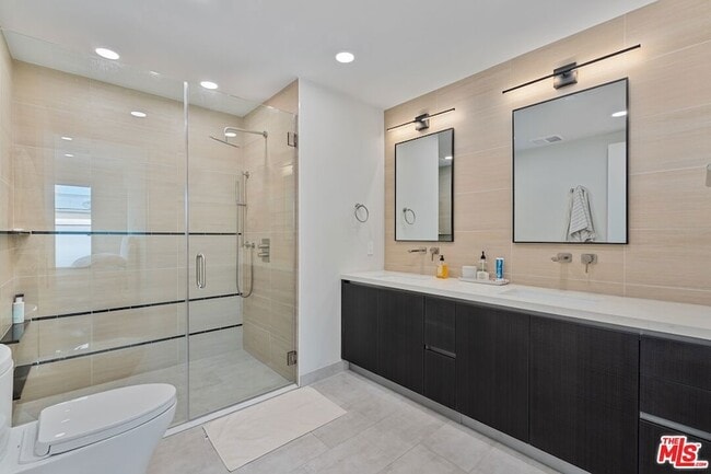 Building Photo - 505 S Barrington Ave