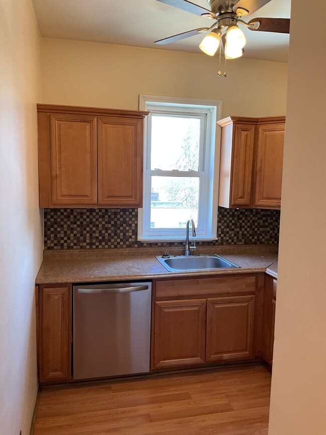 Building Photo - Huge 3/4 bedroom 1.5 bath updated home wit...