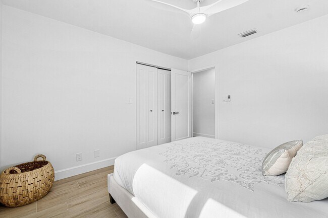 Building Photo - 718 SW 27th Pl