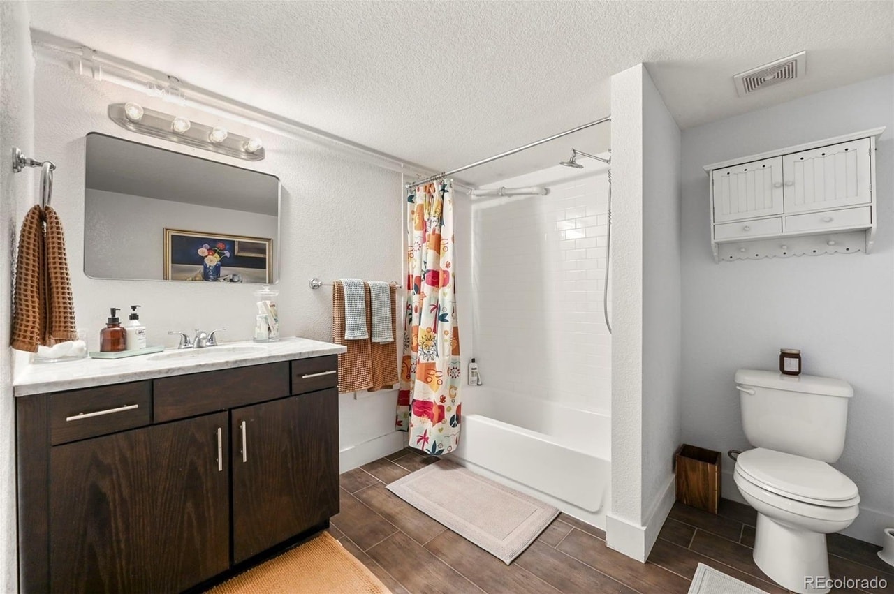 Bathroom 3 - 2576 Krameria St