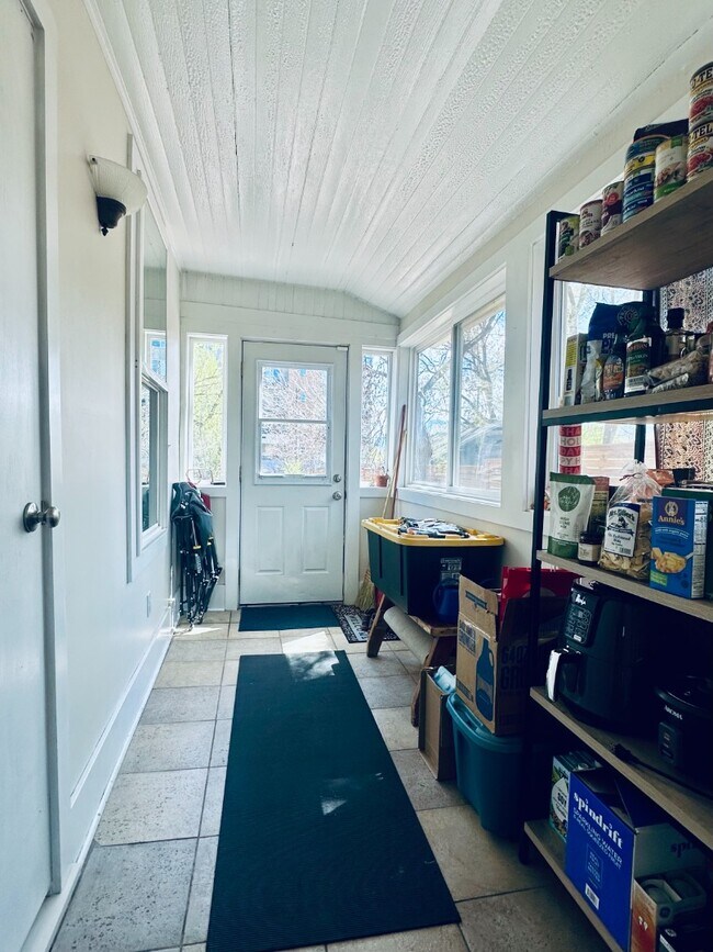 Building Photo - Charming 3 bedroom Victorian home!