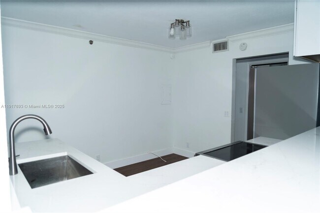 Building Photo - 105 Lake Emerald Dr