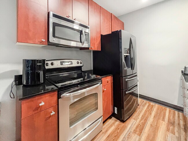 Building Photo - 565 W Quincy St