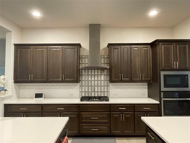 Building Photo - 18001 Dufour Dr