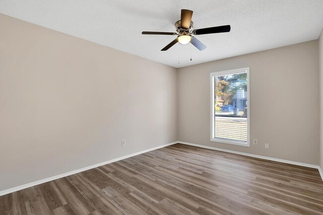 Building Photo - Adorable Duplex!