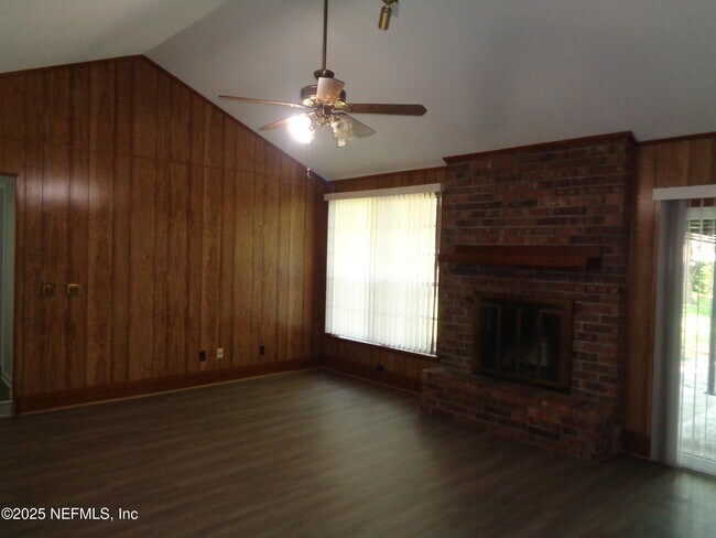 Building Photo - 812 Maplewood Ln