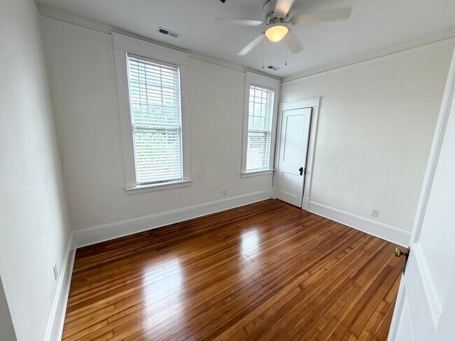Building Photo - 106 N Person St