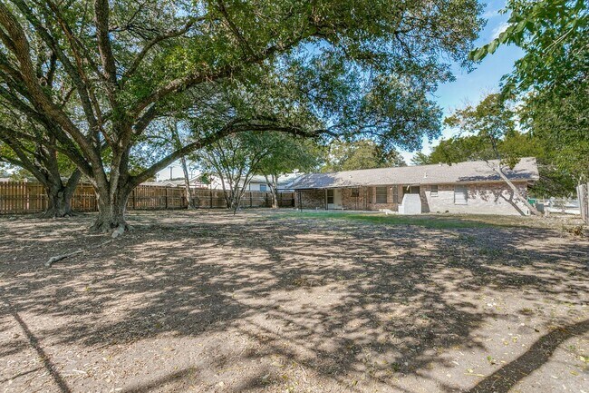 Building Photo - UPDATED 4-BEDROOM HOME IN SHEARER HILLS