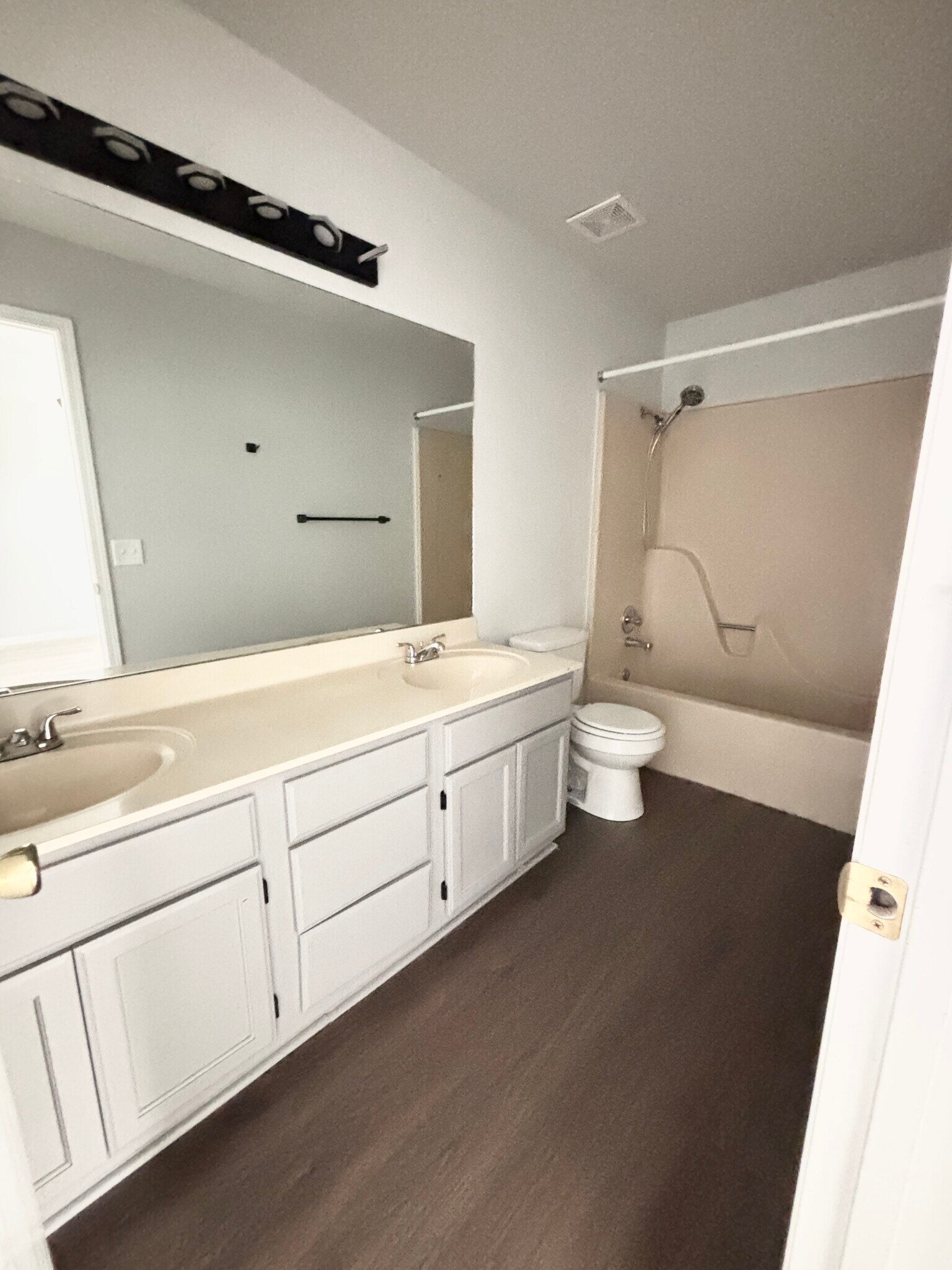 Building Photo - 2839 Adrian Ave