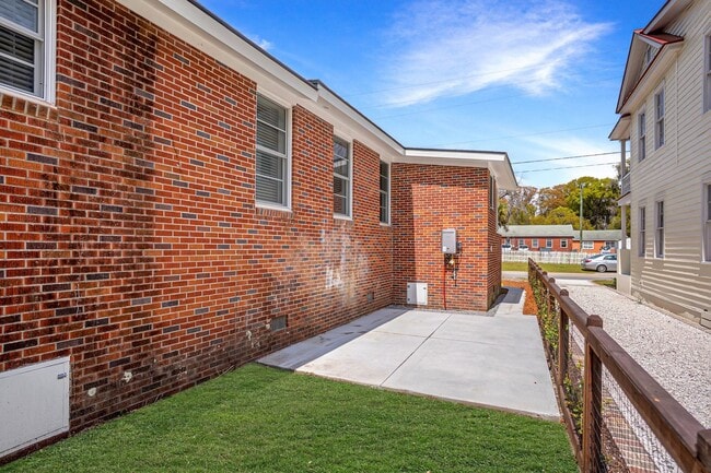 Building Photo - Downtown Beaufort Charmer