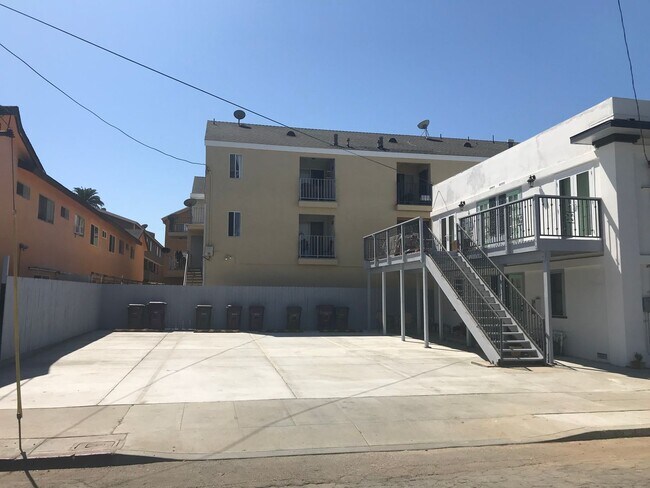 Building Photo - 320-326 Cherry Ave