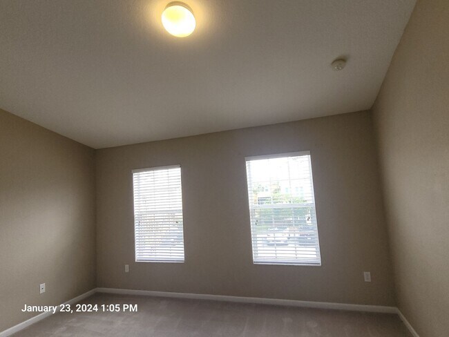 Building Photo - 2 bedroom, 2.5 bath townhouse
