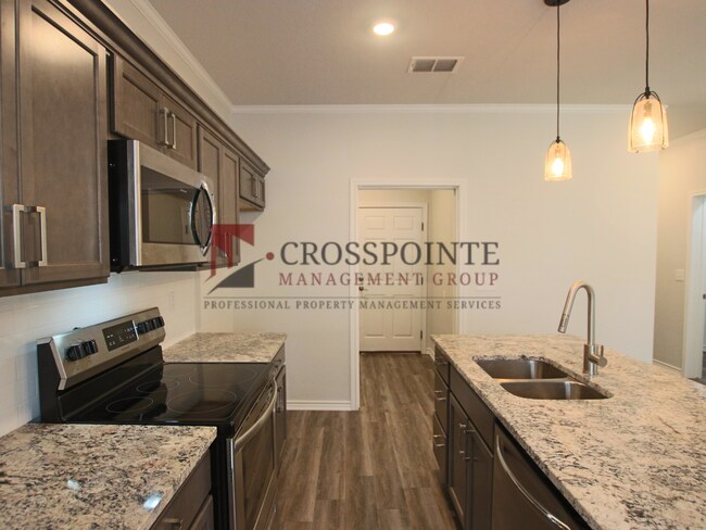 Building Photo - Stunning 2 Bed 2.5 Bath 1 Car Garage Townhome in Tyler!