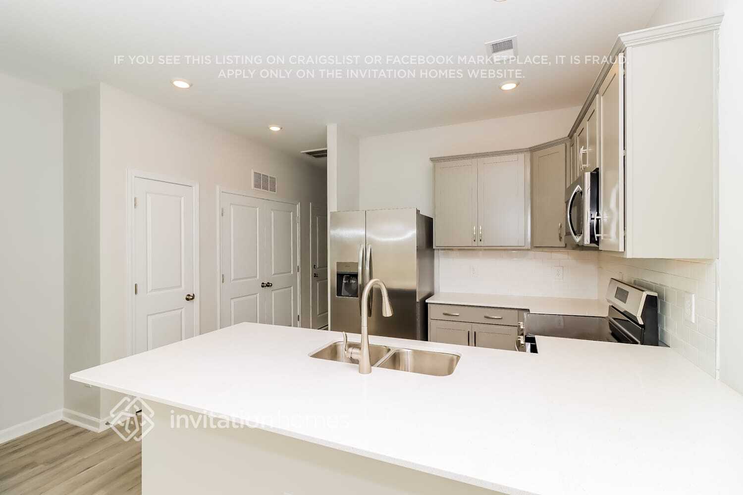 Building Photo - 810 Stewarts Crk Dr