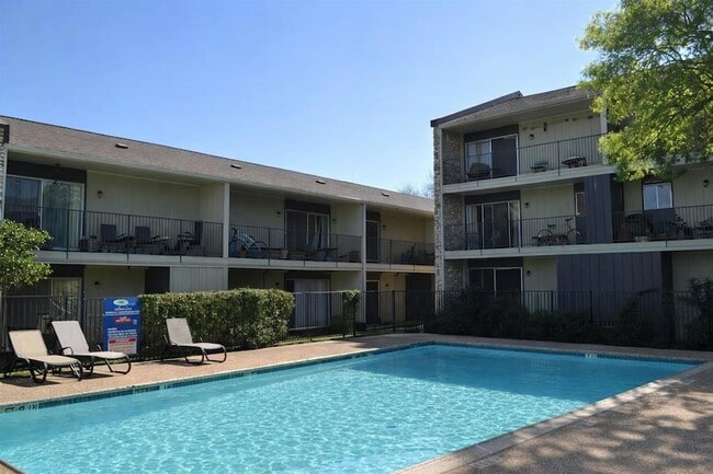 Building Photo - 500 E Riverside Dr