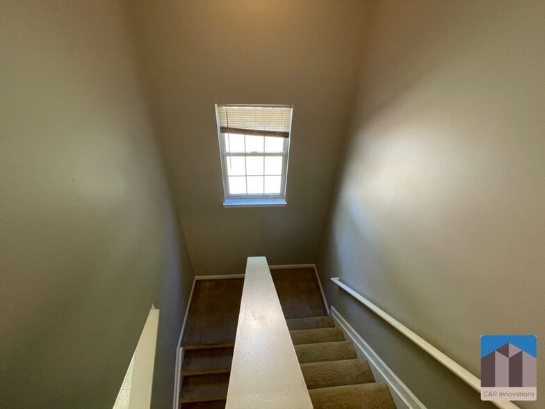 Building Photo - 2345 Delfern Dr