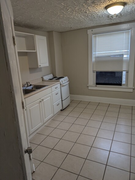 Building Photo - 403 Maple Ave