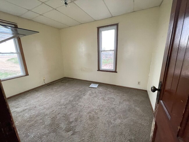 Building Photo - Exit 350 Acreage between Sioux Falls and Mitchell- 4 bedroom house