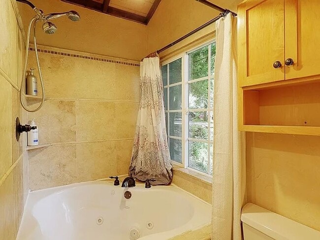 Building Photo - Cozy Mountain Hideaway