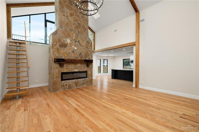 Building Photo - 12304 Lakeview Dr