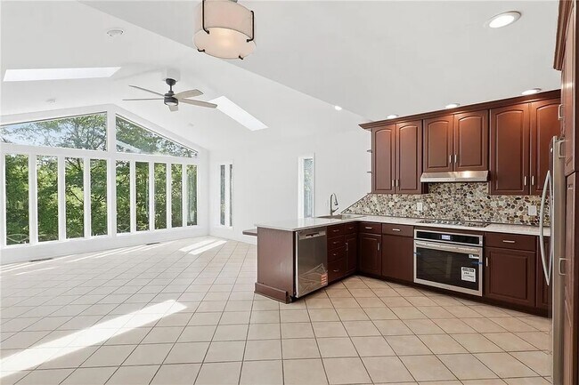 Building Photo - 40 Oak Hill Terrace
