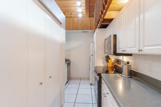 Building Photo - 497 N University Dr