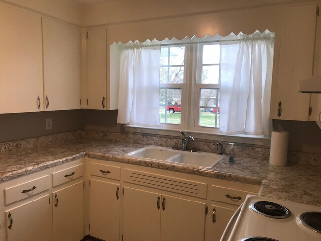 Building Photo - Completely remodeled 3 bedroom  w/ screened porch. Applications accepted at www.treg-rentals.com ...