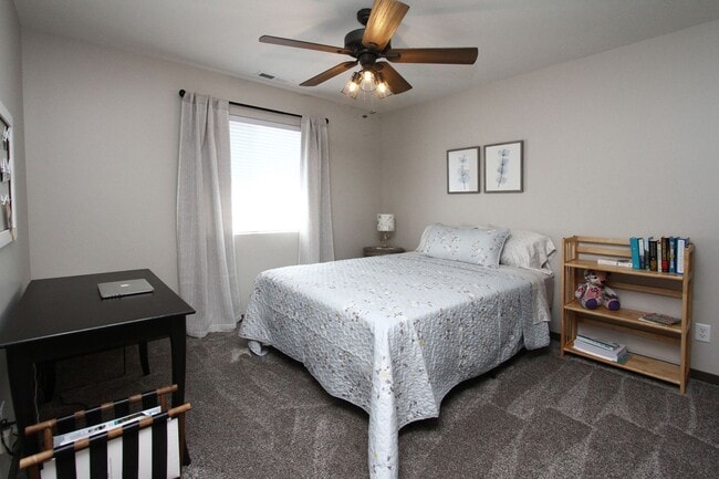 Building Photo - Beautiful Furnished Townhouse -Shorter Ter...