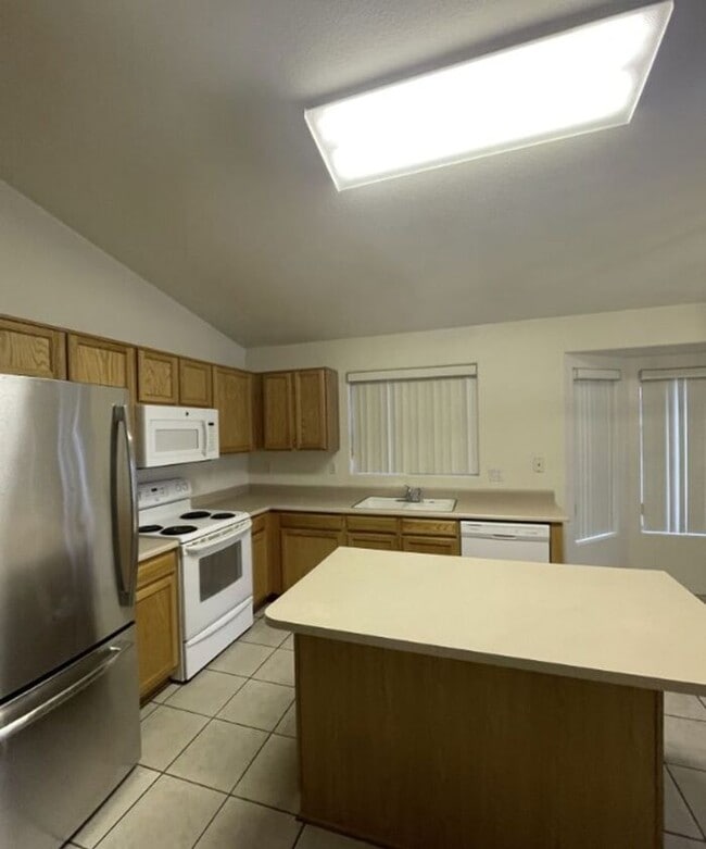 Building Photo - READY TO VIEW NOW! Beautiful 4 Bedroom 2 Bath Home in Phoenix!