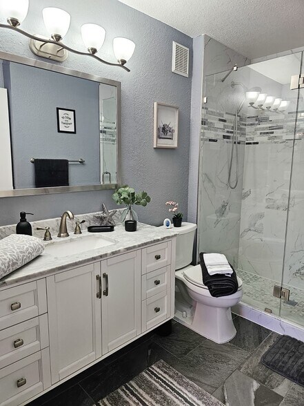 Building Photo - 8923 Manor Loop