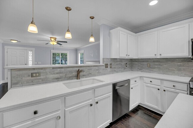 Building Photo - Centrally Located and Beautifully Renovate...