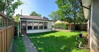 Building Photo - LARGE 3BED/1BATH/GARAGE/YARD - SINGLE FAMI...
