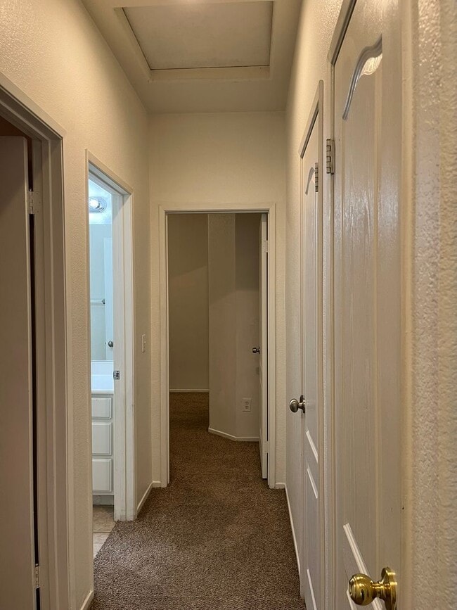 Building Photo - 3 bedroom- 2 bath Home in Victorville!