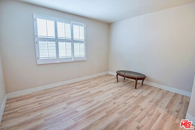 Building Photo - 458 N Oakhurst Dr