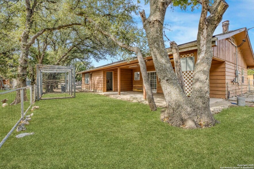 Building Photo - 2019 N Park Rd