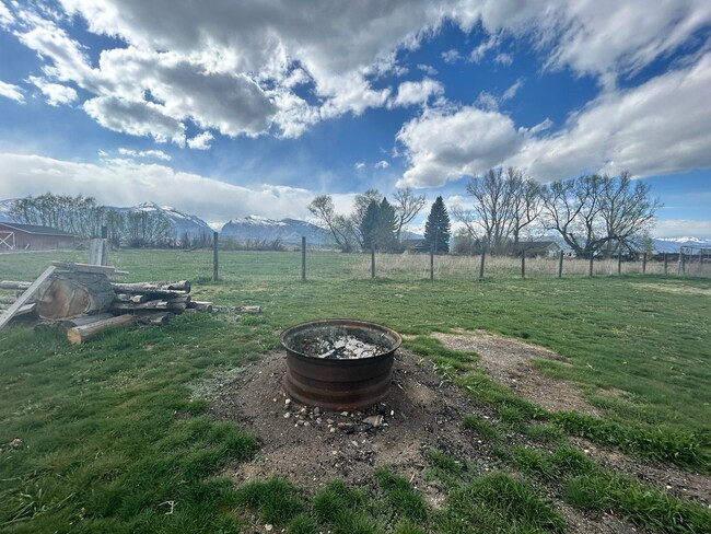 Building Photo - Homesteader's Dream in Corvallis