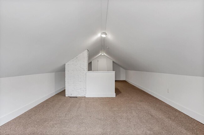 Building Photo - 743 Lilley Ave