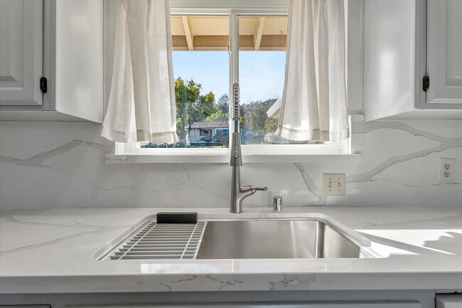 Building Photo - Tri-Level Home in Los Gatos