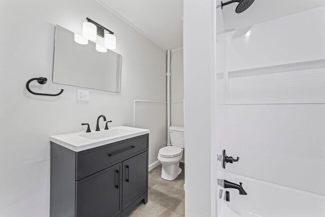 Building Photo - 2 New St