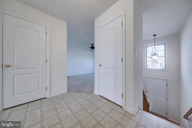 Building Photo - 689 E Walnut St