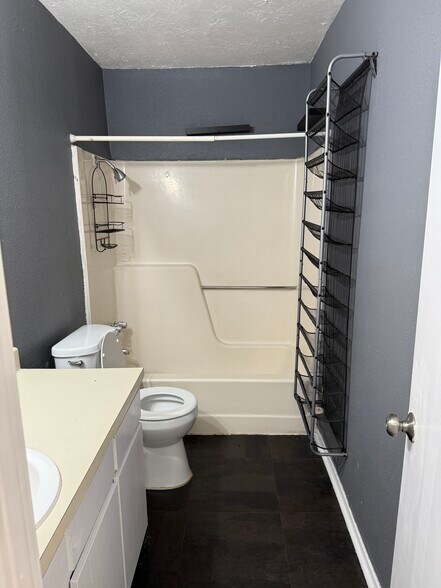 Building Photo - 2934 Chestnut Ave