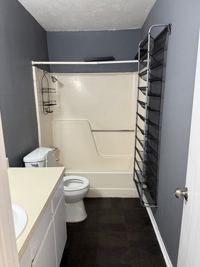 Building Photo - 2934 Chestnut Ave